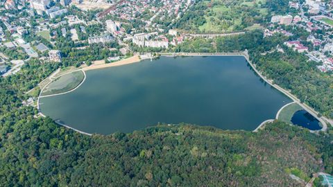 Kişinev Valea Morilor Parkı gölü ve çevresindeki yeşil alanların havadan görünümü