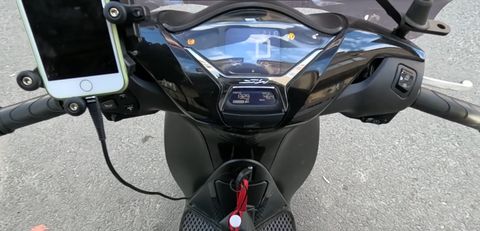 Honda SH125 gidonuna monte telefon tutucu ve powerbank'tan gelen şarj kablosu